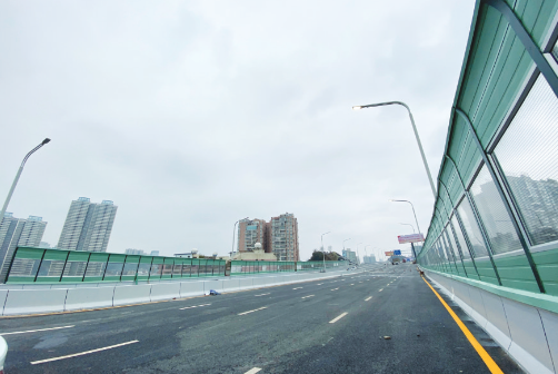 人民大道南段连接中环路与花溪大道立交桥桥面已经建设完成