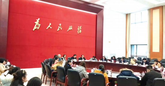 开座谈会。