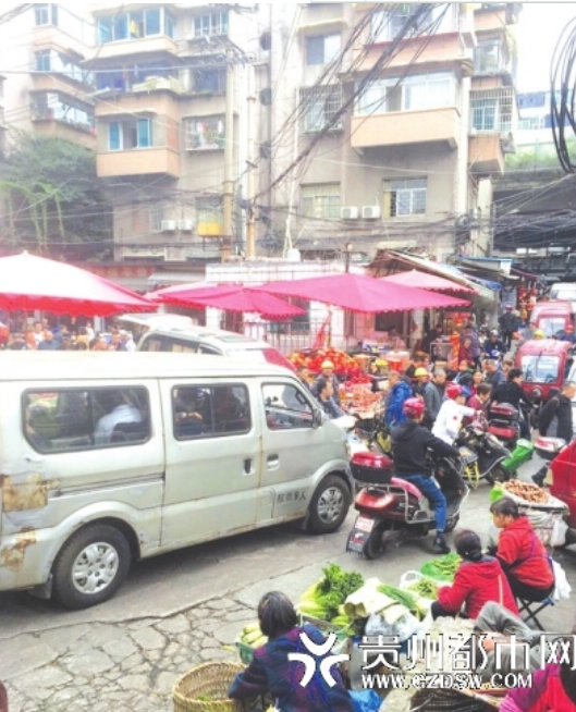 道路被摊贩占据,车辆出行困难。