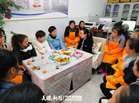 谭美东(右三)在给毕节市妇联领导汇报工作。