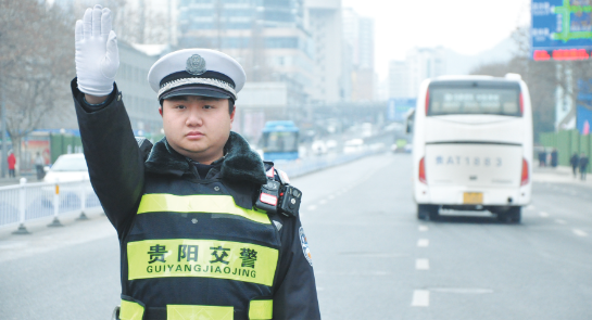 042493号警员名叫宋柯辉,是贵阳市交管局云岩区分局一中队的一名普通交警