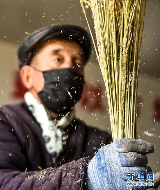 内蒙古乌兰察布市化德县七号镇安业村村民在扶贫车间制作扫帚(2020年4月11日摄)。新华社记者 彭源 摄