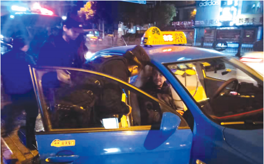 网格民警?#25512;?#29305;交流。 图由警方提供