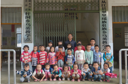 乌英教学点目前有一、二年级及一个幼儿班。其中,广西籍学生18名,贵州籍学生9名。