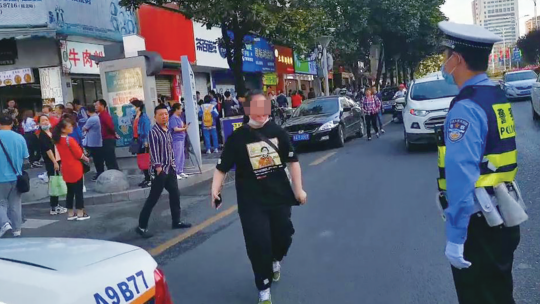 云岩交警护送考生到达贵阳八中考点。