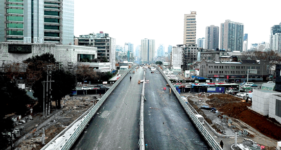 北京路跨线桥在进行最后收尾。