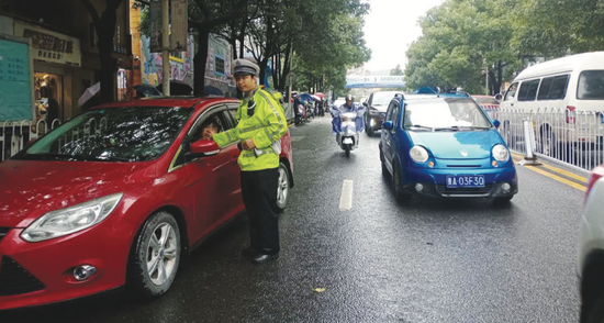 交警对兰某进行处罚。