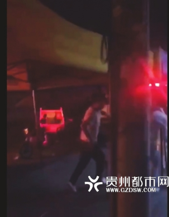边跑边喊大家撤离的夜宵摊摊主肖师傅。