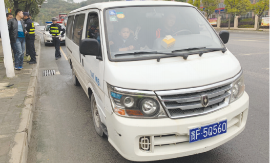 面包车涉嫌非法营运严重超载被交警查获。