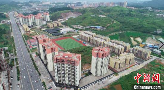 松桃苗族自治县易地扶贫搬迁安置点。 龙元彬 摄