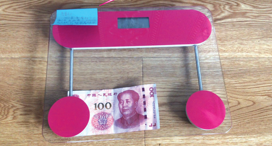 黄小姐收到的“520”礼物——一台体重秤。 受访者供图