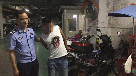 廖某指认所盗车辆。