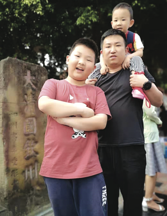 代云涛与儿子的合影