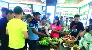 图为消费者在开阳富硒农特产品体验店选购富硒农特产品