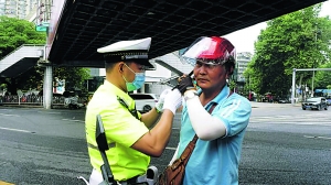 交警帮骑乘人员佩戴头盔