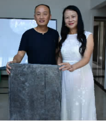 捐赠现场(左为捐赠者沈晓鹰)