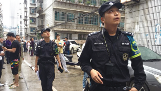 民警在现场疏散群众并进行前期救援。