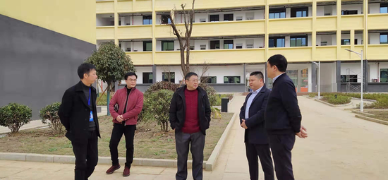 廖晓龙到关岭调研易地扶贫搬迁安置点学校附属工程建设推进情况 邹鹏摄