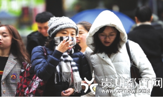 11月26日,贵阳最低气温仅4.4℃,寒冷的天气让上街的市民穿上了厚厚的棉衣