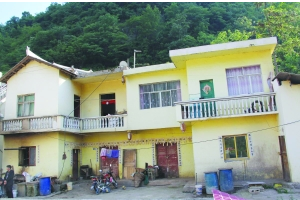 图为当地政府给老人家修的房子,但老人宁愿住在山洞