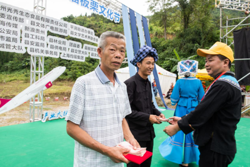 文化节活动现场发放“百年古栗树王”拍卖奖励、为实干种植大户代表颁奖