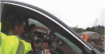 女司机上高速 不识路标逆行开