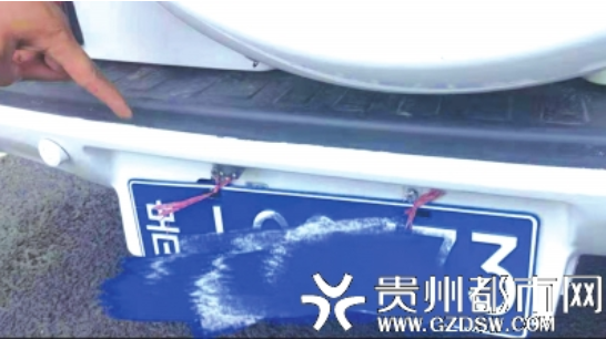 绳子拴的车牌。