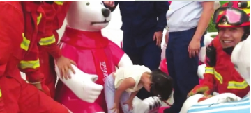 小女孩鞠躬致谢。 警方供图