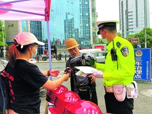 头盔发放现场