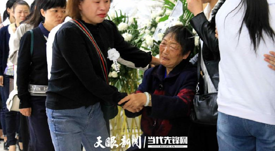 李绍山生前的同事们慰问他的家属