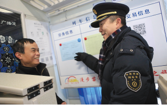 5639次列车的列车长在车上给乘客介绍招聘信息。