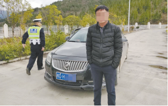男子驾车强冲关被逮住了。