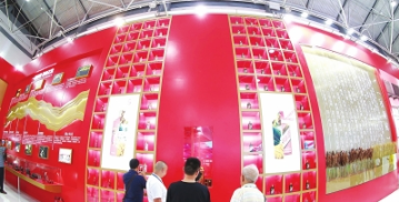 市民在贵州茅台展馆参观。 都市新闻记者邱凌峰 摄