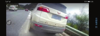 高速路上违停的面包车。