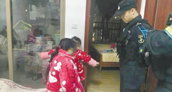 小女孩用自己的身体挡住妈妈,不让她撞墙。