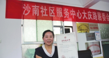 带着女儿录取通知书来许愿的王女士。