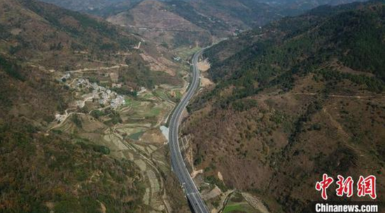 图为航拍紫望高速公路。 瞿宏伦 摄