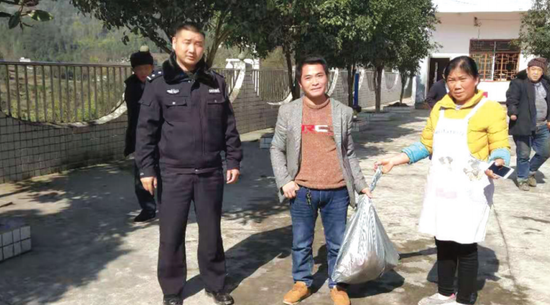 民警和安某将猪肉送到福利院。