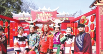 牛哥一家在过年时,参加下司举办的大型活动。