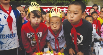 为孩子们过生日。 都市新闻记者刘婷婷 摄