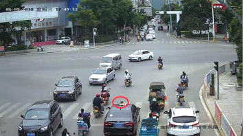 孩子头伸出窗外。(监控视频截图)