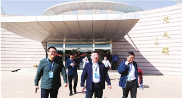 茅台集团党委副书记王焱(中)带队赴现场观礼。