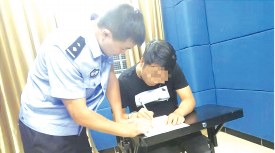 李某在询问笔录上签字