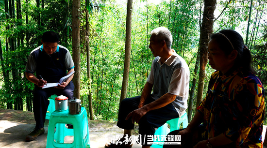 贾洪刚在村民李富明家走访了解情况