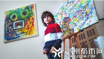 米凯尔·阿卡尔在自己的画作前留影。 新华社发