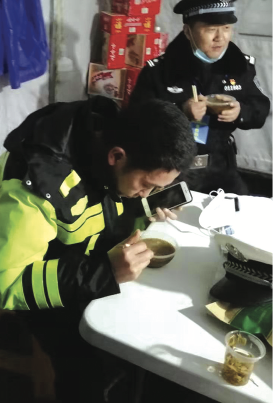 热心群众为一线交警送来油茶