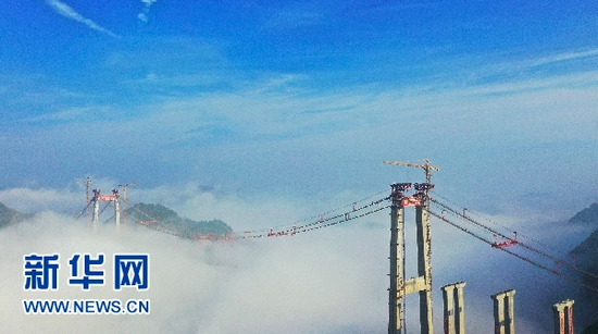 正在建设中的贵黄高速公路阳宝山特大桥。新华网发