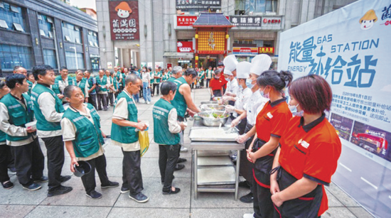 环卫工人领取免费午餐。