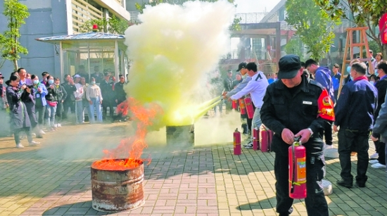 4月27日,贵安消防组织经营户开展灭火演练。