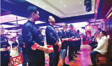 徒弟们向师傅奉上拜师贴。